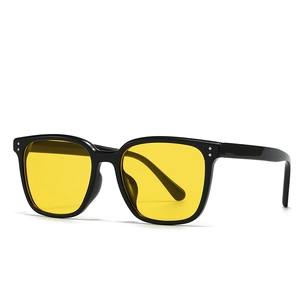 Lunettes de soleil rétro à monture ronde avec verres jaunes et détails argentés