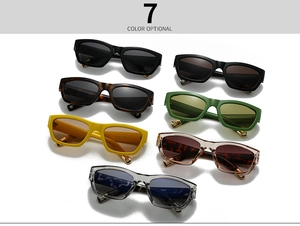 Vue détaillée de lunettes de soleil carrées montrant 7 options de couleurs de monture