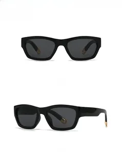 Vue de face et de profil de lunettes de soleil carrées noires avec détails dorés