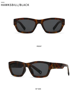 Vue de face et de profil de lunettes de soleil carrées écaille avec des verres noirs