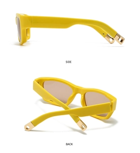 Vue détaillée de lunettes de soleil carrées jaune vif avec accents dorés