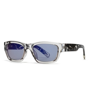 Lunettes de soleil carrées oversize avec monture grise transparente et branches marbrées