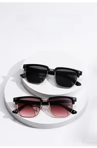 Détails de lunettes de soleil demi-cerclées avec accents dorés et verres dégradés