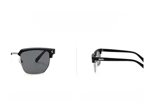Détail de lunettes de soleil carrées demi-cerclées noires avec accents en métal argent