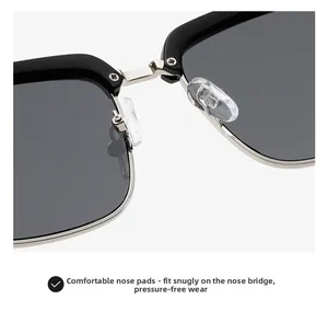 Détail des plaquettes réglables et du pont en métal argenté sur lunettes de soleil carrées noires