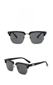 Vues de face et de profil de lunettes de soleil demi-cerclées noires avec verres gris