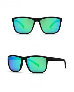 Vues de face et de côté à 45 degrés des lunettes de soleil de sport noires à verres verts