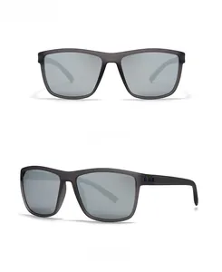 Lunettes de soleil sport polarisées avec monture texture carbone et verres gris argent