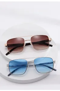 Détails de lunettes de soleil rectangulaires vintage avec verres dégradés bleu et marron