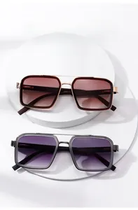 Detail of square sunglasses with metal double bridge frames and gradient lenses ZT1035