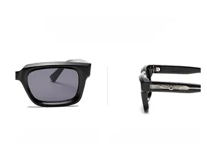 Details einer schwarzen quadratischen Sonnenbrille mit silbernen Metallelementen