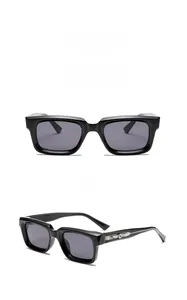 Vorder- und Seitenansicht der quadratischen schwarzen Sonnenbrille mit grauen Gläsern