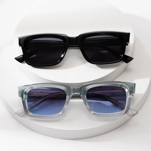Retro-Sonnenbrille mit quadratischem Rahmen in Schwarz und Grau auf weißem Podest