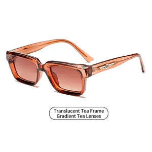 Rechteckige Sonnenbrille in Teefarbe mit Verlaufsgläsern und goldener Flügelverzierung
