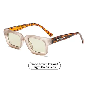 Quadratische matt-tee Sonnenbrille mit hellgrünen Gläsern und Bügeln in Schildpatt