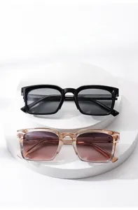 Détail de lunettes de soleil carrées surdimensionnées en noir et ambre translucide