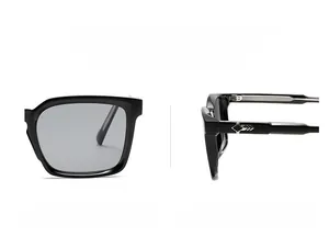 Gros plan sur des lunettes de soleil carrées noires avec charnières en losange chromé