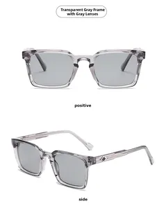 Vue détaillée de lunettes de soleil carrées gris transparent avec verres gris sous deux angles