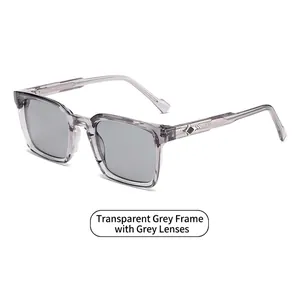 Lunettes de soleil carrées rétro avec monture gris transparent et détails métalliques