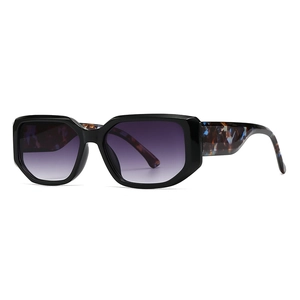Klassische Übergroße Sonnenbrille mit schwarzem Rahmen und lila Verlaufsgläsern Hintergrund