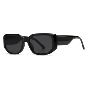 Klassische Retro-Sonnenbrille in Schwarz mit quadratischem Rahmen und breiten Bügeln
