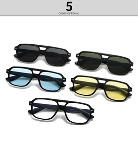 Vue à plat de lunettes aviateur carrées rétro en cinq couleurs avec double pont