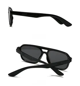 Détail montrant la vue latérale et arrière des lunettes de soleil noires carrées