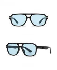 Détail de lunettes de soleil rétro à dessus plat noir et bleu avec vues de face et de profil