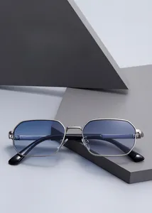 Vue détaillée de lunettes de soleil géométriques argentées avec verres anti-UV