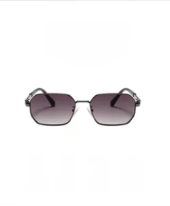 Détail macro de lunettes de soleil octogonales avec verres dégradés violets