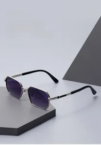 Détail des lunettes de soleil étroites à monture argentée et verres dégradés violets