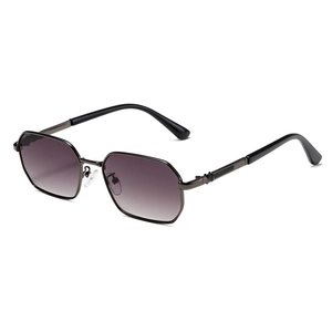 Lunettes de soleil polygonales rétro en métal avec verres dégradés violets, vue à 45 degrés