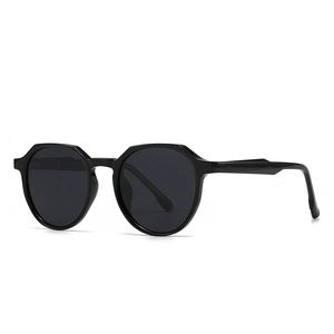 Klassische polarisierte Rundsonnenbrille mit schwarzem Rahmen und geometrischem Design