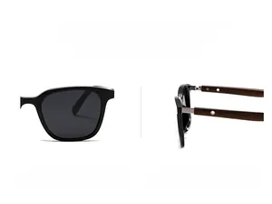 Detailansicht der schwarzen polarisierten Sonnenbrille mit strukturierten Holzbügeln und Nieten
