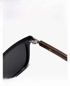 Nahaufnahme der Holzbügel und Silbermetallscharniere bei runder polarisierter Sonnenbrille