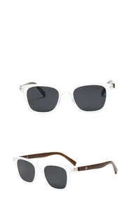 Detail einer runden polarisierten Sonnenbrille mit transparentem Rahmen und Holzmaserung