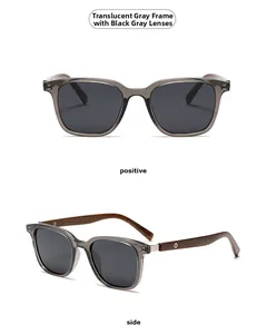 Detailansicht der transparent grauen Sonnenbrille mit Bügeln in Holzoptik vorne und seitlich
