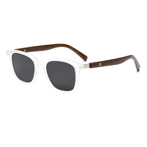 Polarisierte runde Sonnenbrille mit transparentem Mattrahmen und dunklen Holzbügeln