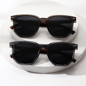 Classic round polarized sunglasses with translucent frames and retro wooden temples