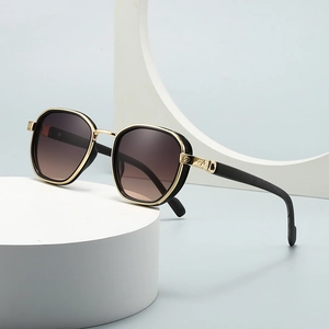 Retro Square Sunglasses Women Men Metal Frame Wood Grain Temples UV400 Protection Gradient Lens Ins Style Luxury Elegant