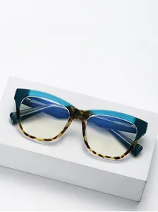 Détail de monture œil-de-chat bleue avec motif écaille et charnière métallique