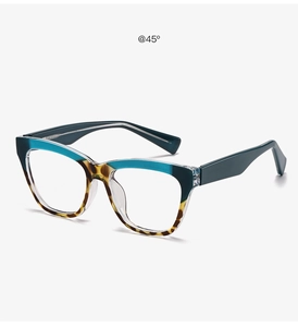 Vue détaillée des lunettes œil-de-chat élégantes avec motif bleu écaille à 45 degrés