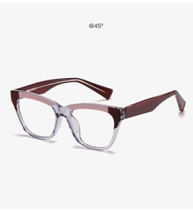 Détail de lunettes anti-lumière bleue bicolores marron et transparentes sous un angle de 45°