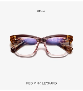 Détail de lunettes anti-lumière bleue léopard rose et rouge avec specs 53-16-142