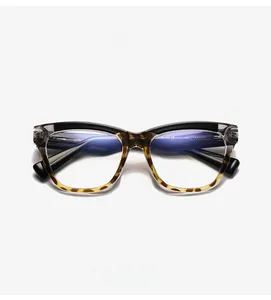 Vue détaillée des lunettes anti-lumière bleue en noir et motif léopard élégant