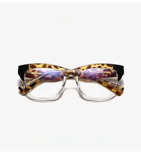 Détail de lunettes anti-lumière bleue avec monture léopard transparente et code sur la branche