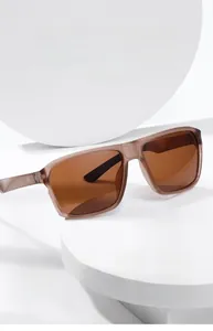 Detailansicht der großen quadratischen teebraunen Sonnenbrille auf weißem Podest