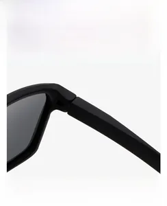 Detailaufnahme des Scharniers und des mattschwarzen Rahmens dieser Herren-Sonnenbrille