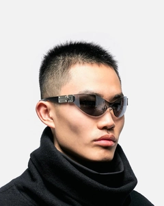 Zijaanzicht van futuristische wikkelzonnebril met zilverkleurige metalen scharnierdetails
