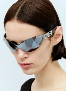 Macro-opname van een futuristische zonnebril met zilveren spiegelglazen en metalen scharnier